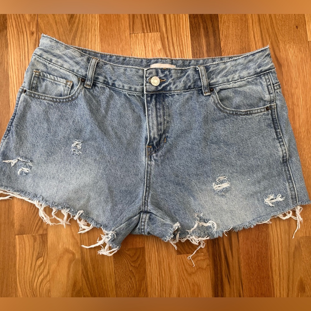 Distressed Denim shorts - Light Blue